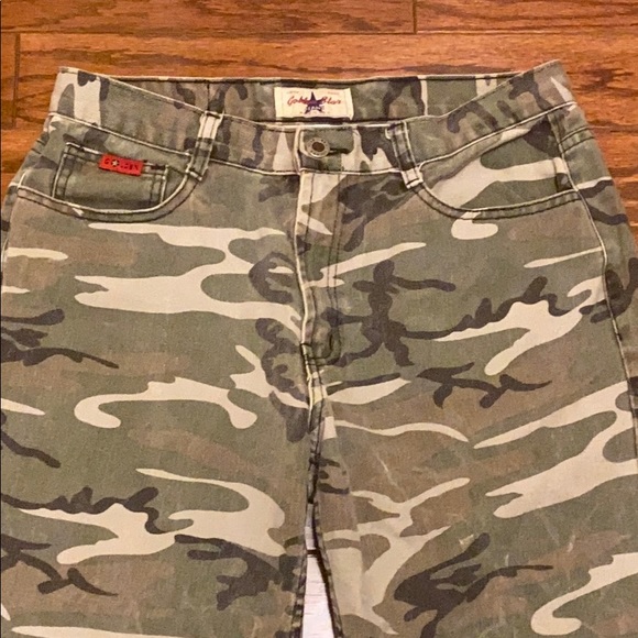 Golden Star Camo Capris - Picture 2 of 8
